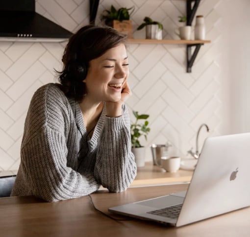 Woman that face in Laptop via videocall